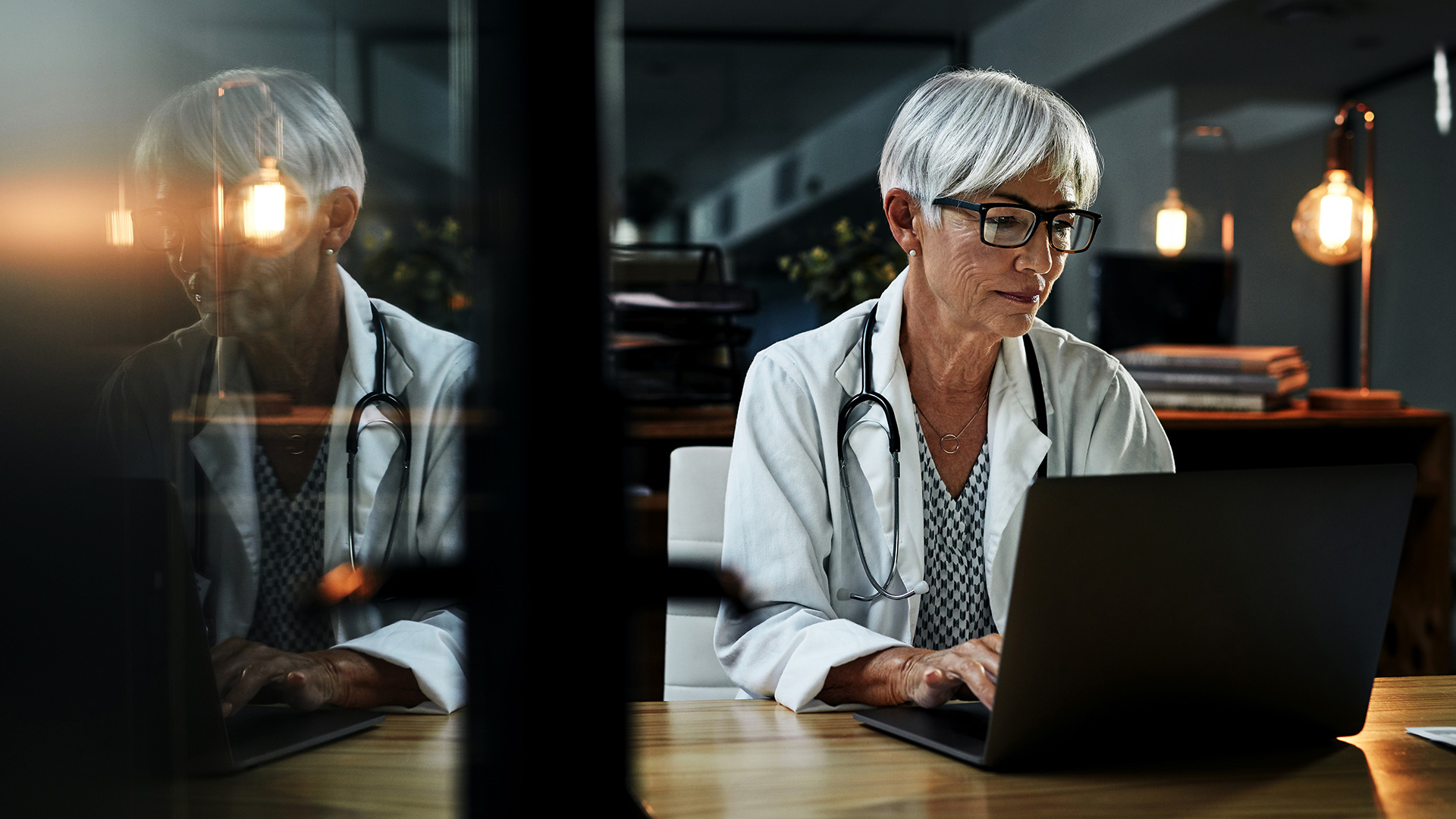 Woman doctor desk laptop